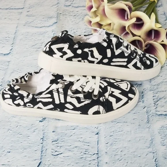 NWT Steve Madden Lace Up Elastic Back Jane Shoes - Picture 3 of 6